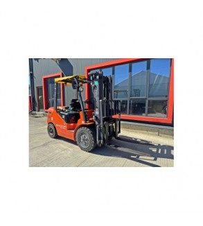 Motostivuitor second hand capacitate 3000 Kg inaltime ridicare 4500 mm cu 3 manete  Cod: BK98114